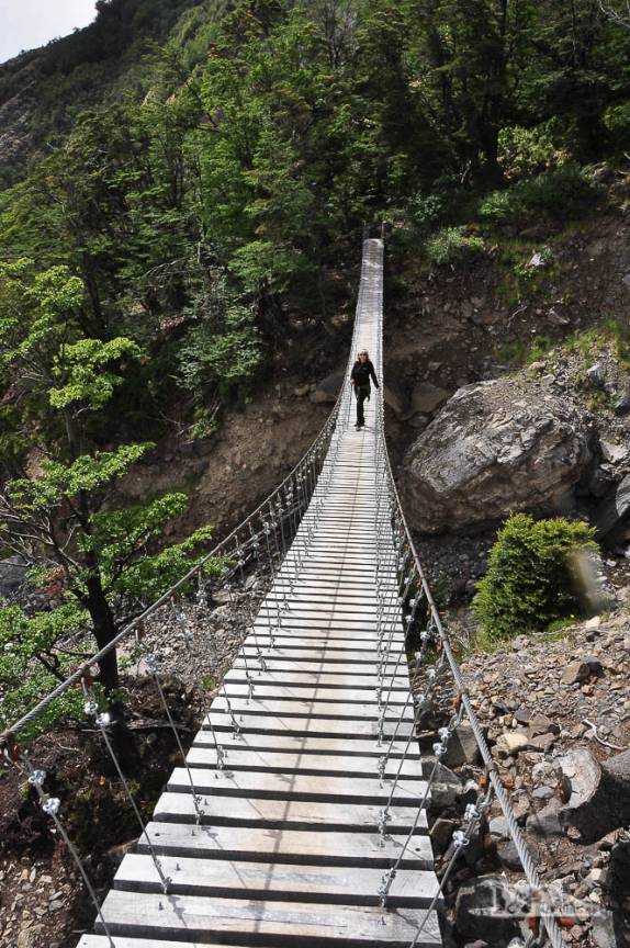 Uma ponte no estilo Indiana Jones na trilha do glaciar Grey, no parque nacional Torres del Paine, no sul do Chile